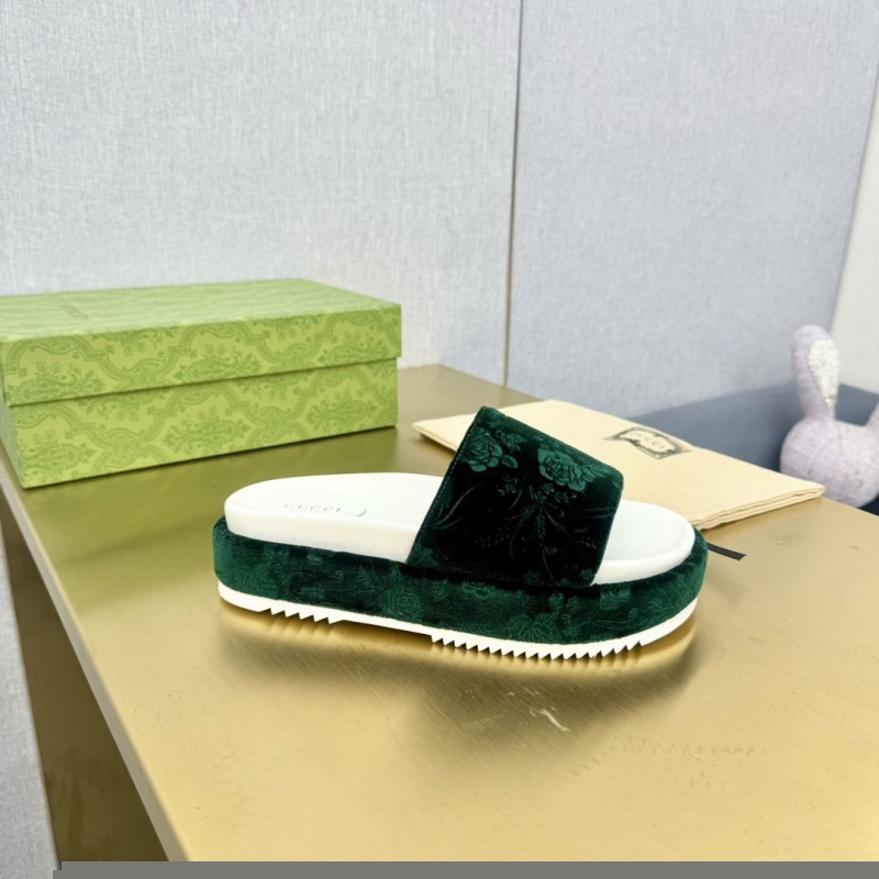 G*u*i slippers